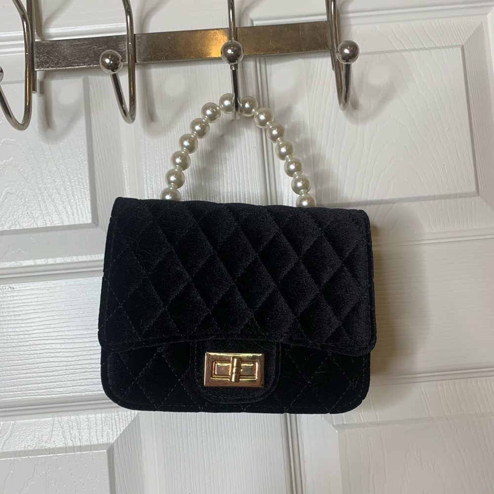 Small velvet bag with pearl handler